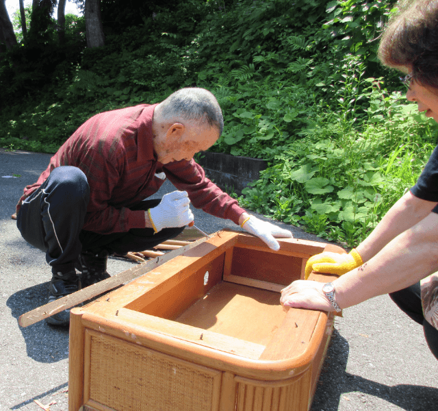 大工さんだった方に、壊れた家具を直してもらってます。