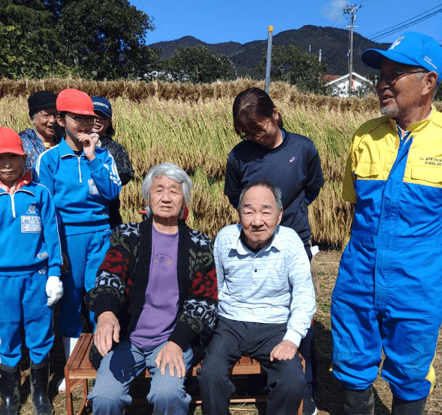 地元小学生とみんなで稲刈り