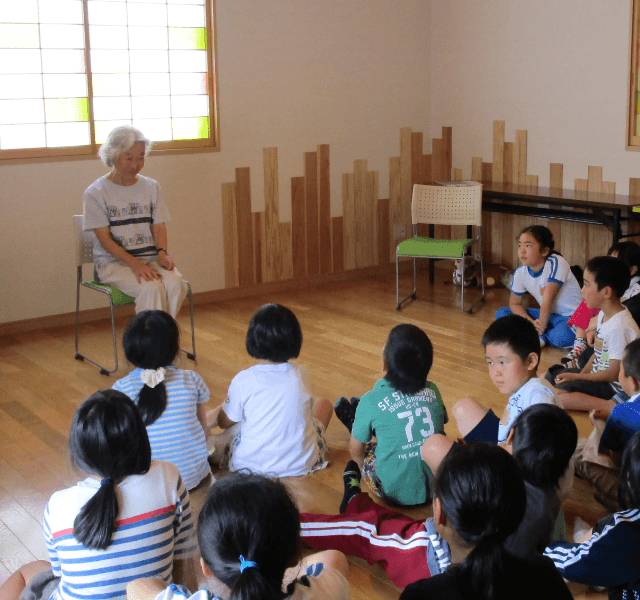 近所の子どもたちに、気仙地方で使われる方言の勉強会。