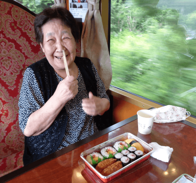 みんなで三鉄ツアー！列車から望む海の景色をみながら車内でお弁当を食べました。