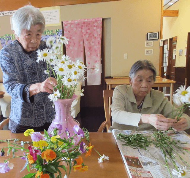 お花を生ける姿は真剣そのもの