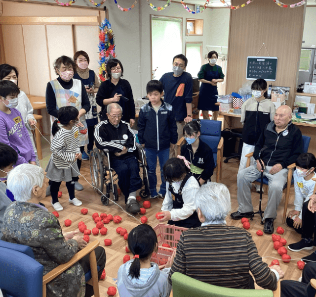 運動会で使う玉入れの玉をみんなで作って小学校にプレゼント