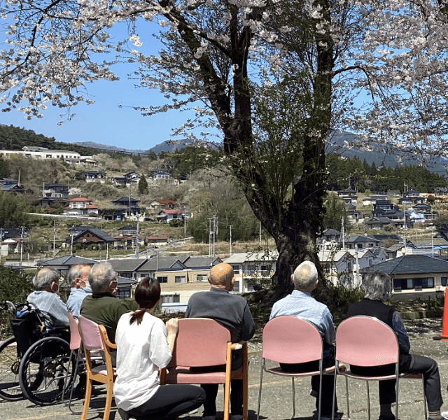 みんなで春の楽しみ、桜の下でお花見をしました。