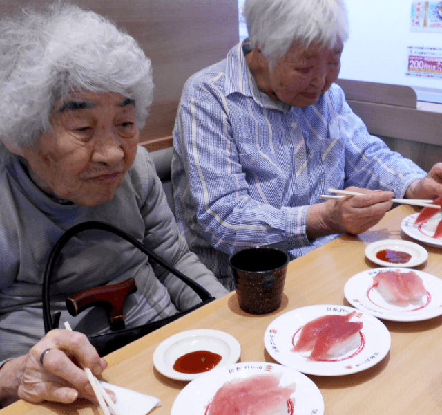 みんなでお寿司を食べに行きました。たらふくたべて満足満足。