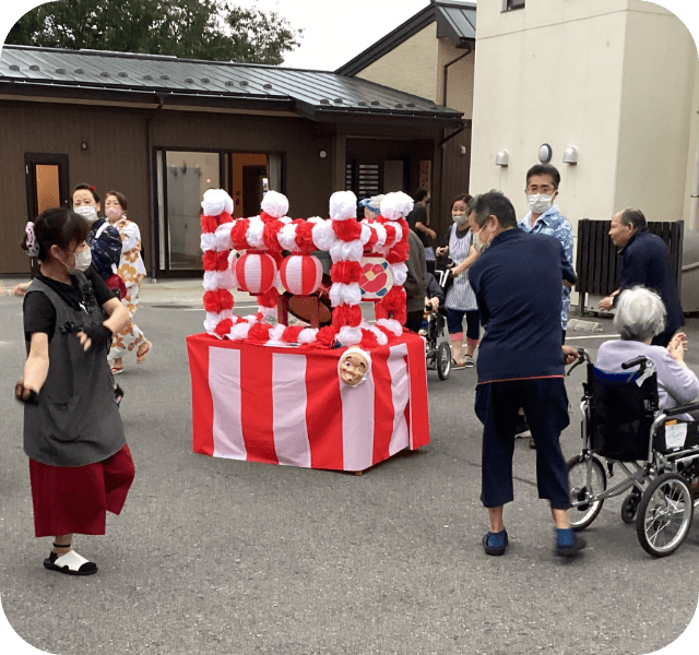 楽しい夏祭り！みんなでやぐらの周りを踊りました