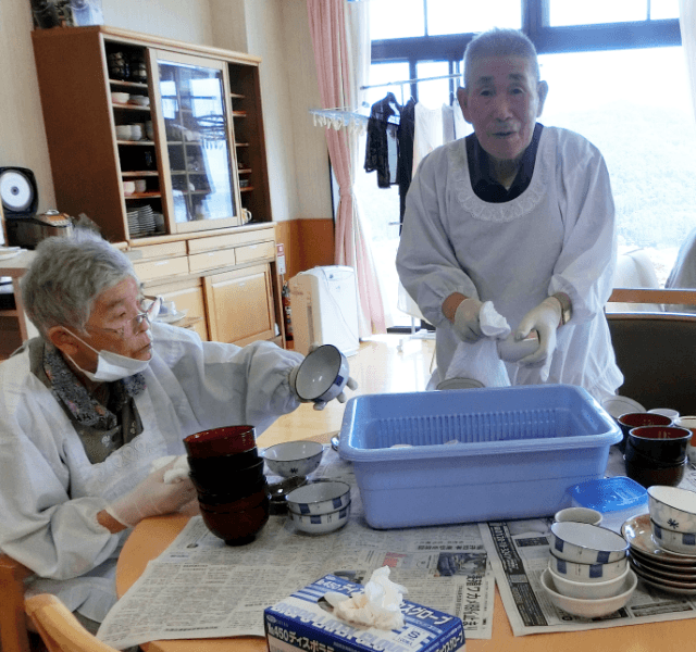 みんなで食器を拭いている、とある日の生活風景。