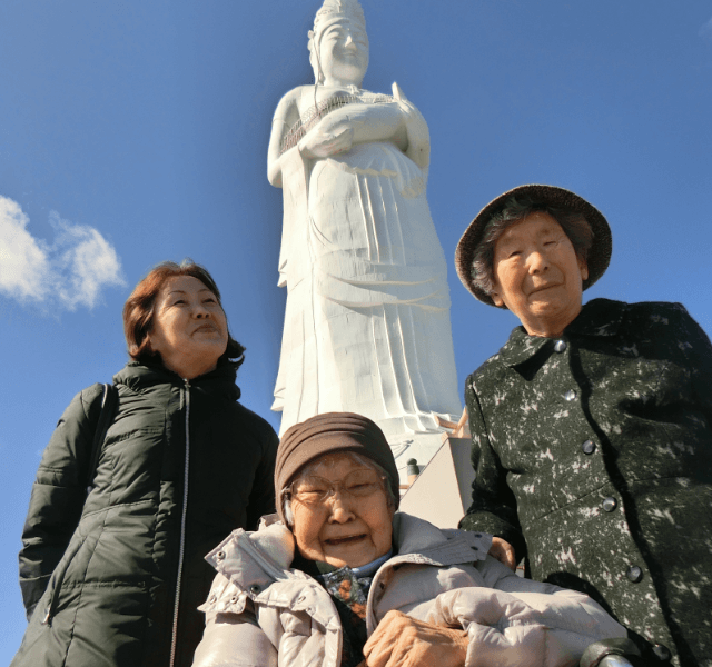 最高の天気の中、釜石大観音をバッグに3姉妹でにっこり。