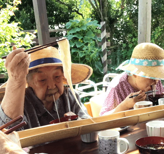 テラスで流しそうめん。後ろには流しません(全部食べちゃお)。