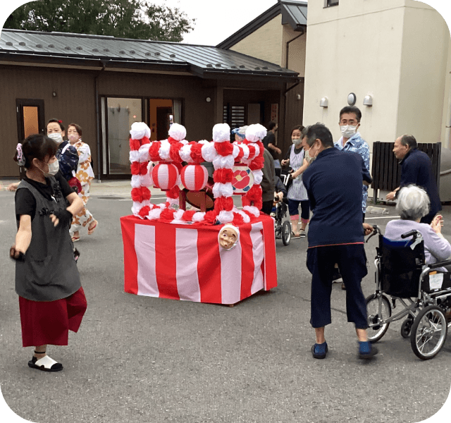 楽しい夏祭り!みんなでやぐらの周りを踊りました