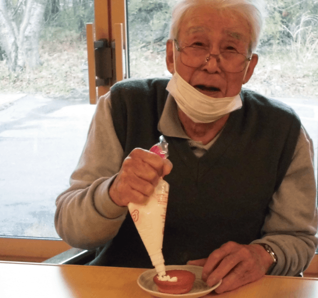 バレンタイン企画!みんなでそれぞれ好きなようにホイップクリームをつけたりして、楽しくお菓子作って食べました。